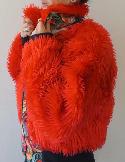 V&ecirc;tement rouge personnalis&eacute; et styl&eacute; pour la couture sur mesure &agrave; Foix
