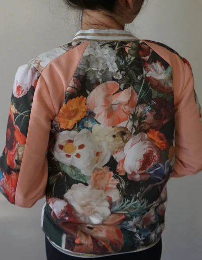 Bomber &agrave; motifs floraux aux teintes pastel et design raffin&eacute;, illustrant le savoir-faire en couture sur mesure &agrave; Foix pour des cr&eacute;ations originales et uniques.