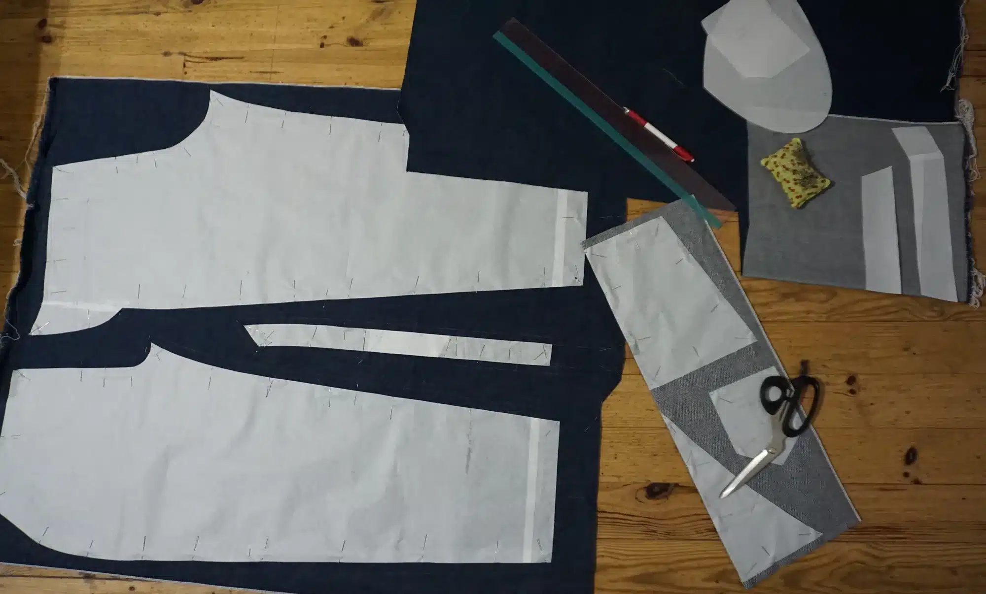 Exemple de r&eacute;alisation de couture sur mesure &agrave; Foix par N&eacute;phile Dor&eacute;e, alliant savoir-faire artisanal, &eacute;l&eacute;gance et personnalisation pour r&eacute;pondre aux besoins uniques des clients.