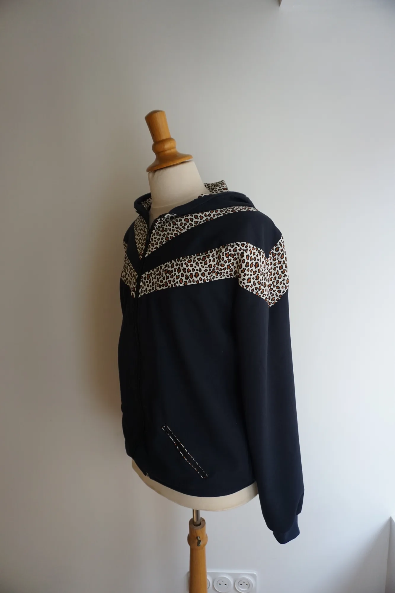 Offre compl&egrave;te de couture sur mesure &agrave; Foix, comprenant des retouches, des cr&eacute;ations originales et un accompagnement personnalis&eacute; par N&eacute;phile Dor&eacute;e.