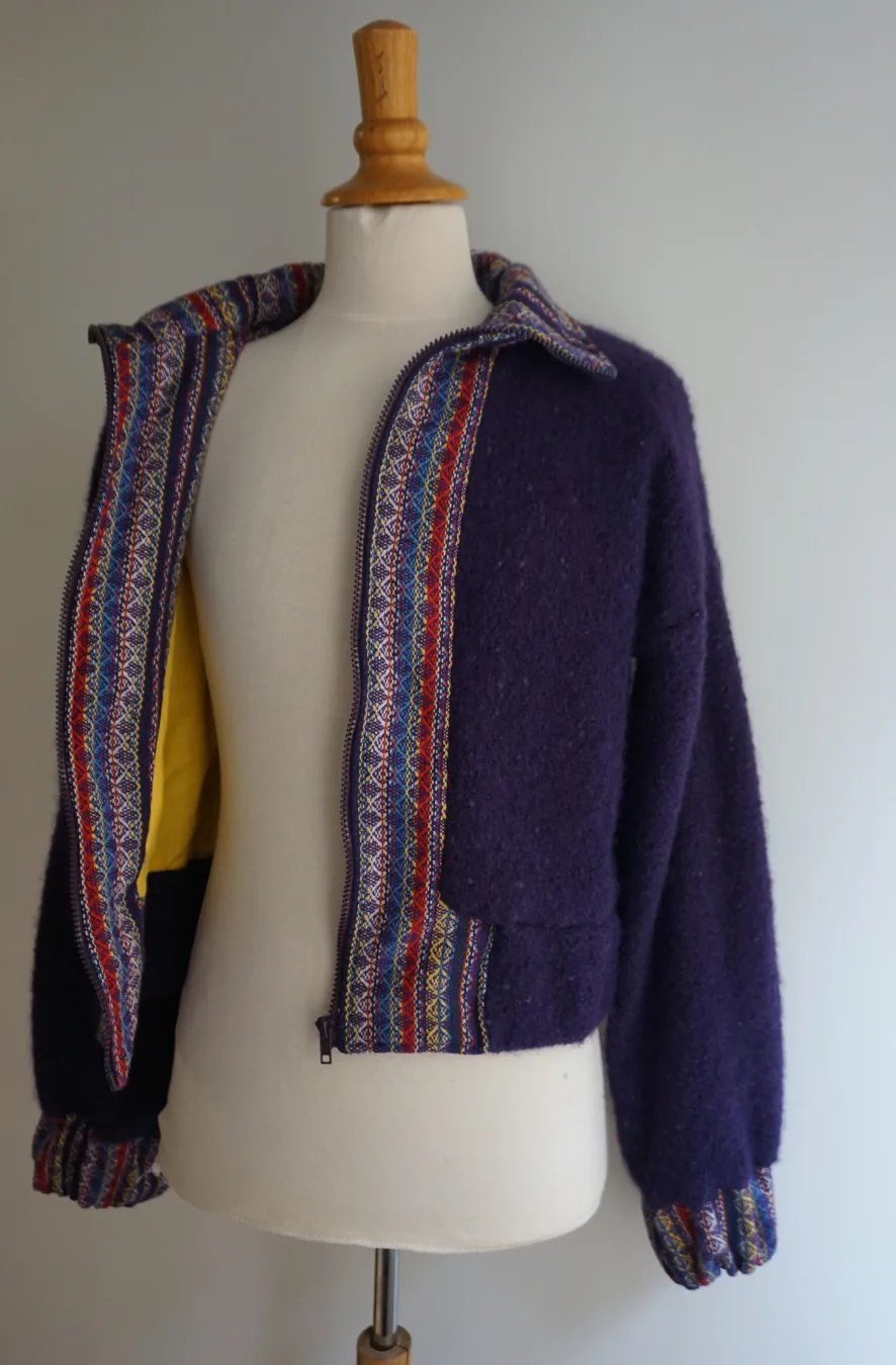 Veste rouge en fausse fourrure avec col orn&eacute; de motifs floraux, exemple de cr&eacute;ation de v&ecirc;tements sur mesure &agrave; Foix.
